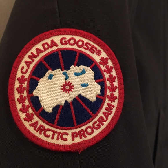 Womens Chilliwack Canada Goose bomber jacket - Picture 4 of 8